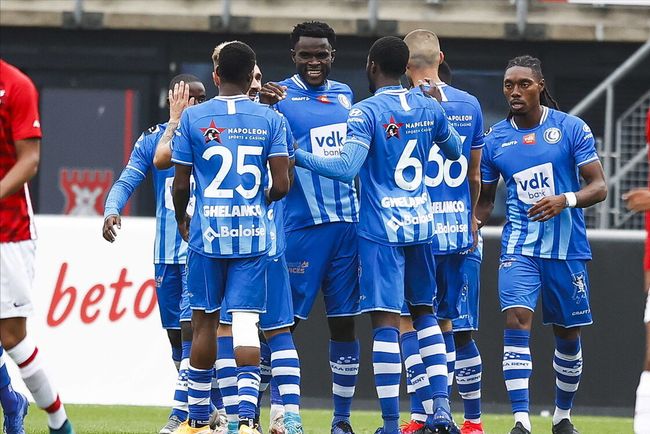 他在攻守两 他在攻守两